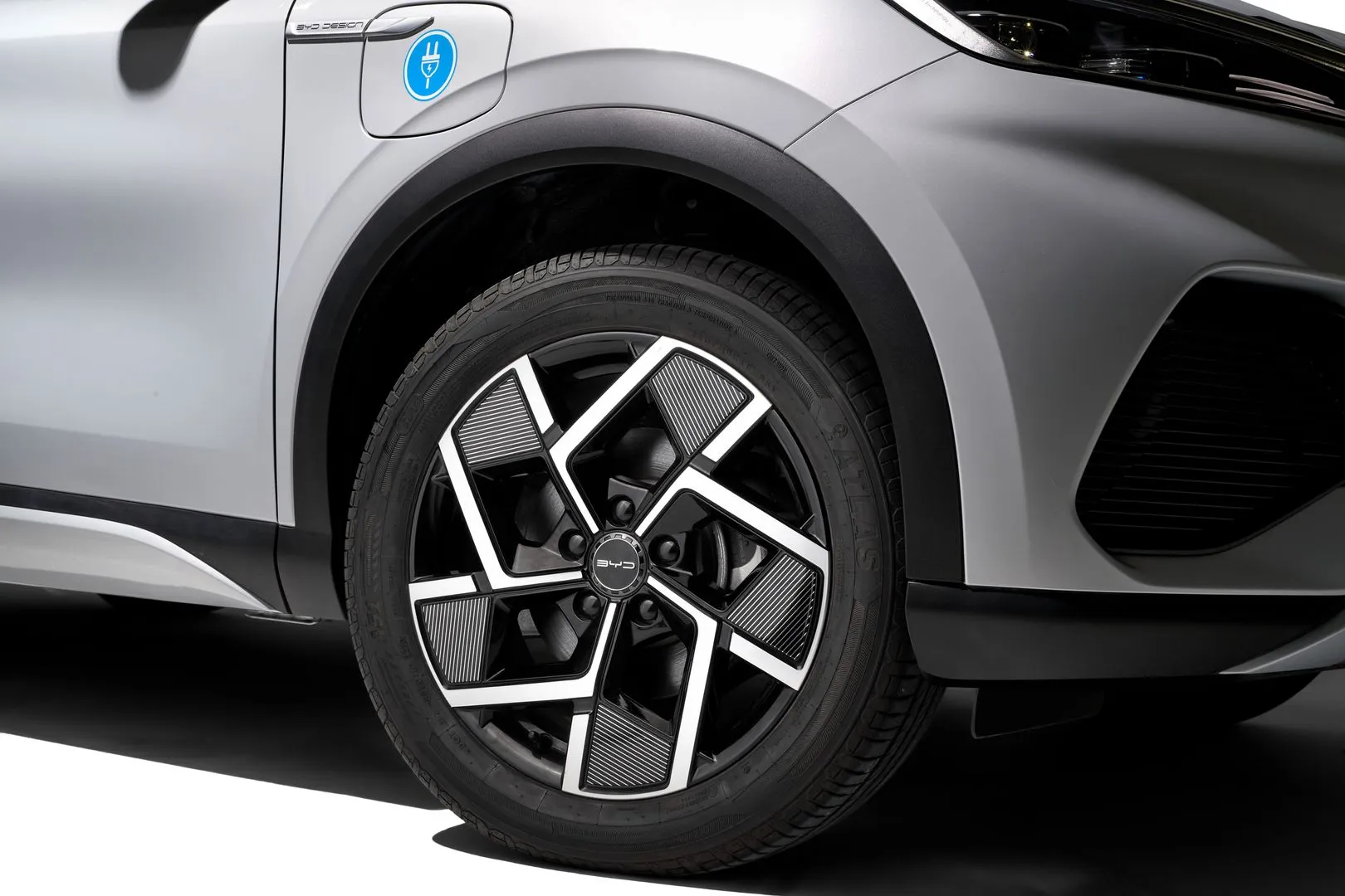 France AJ Holding 18” bi-color alloy wheels Slide 3